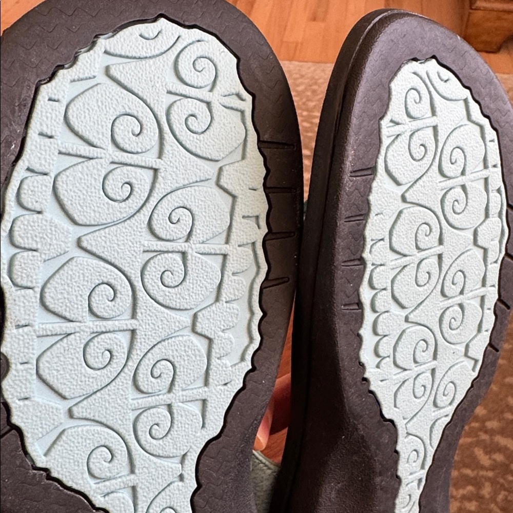 OLUKAI Womens Obama Light Blue Flip Flops Sandals Beach Summer Spring SZ 10 - Picture 9 of 10